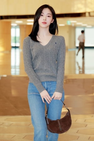 ITZY(있지) 류진, 가을 냄새 물씬나는 공항패션 화제 "웨스턴 부츠 어떤가요"