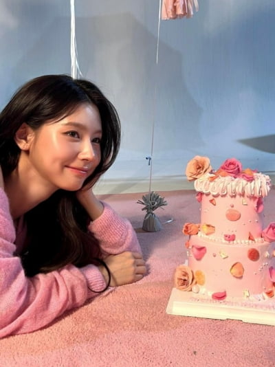 '면프로디테' 아니랄까봐…(여자)아이들 미연, 두 볼 가득 흘러 넘치는 광채
