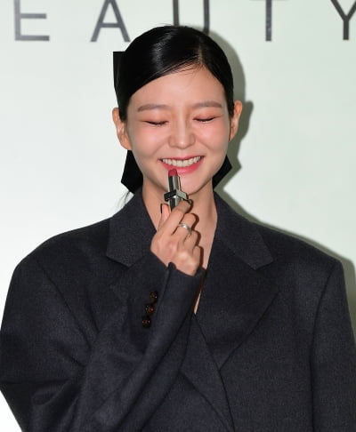 이솜, 분홍빛 립스틱 바르고[TEN포토]