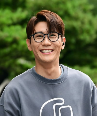 영탁, 여유 넘치는 꽃미소[TEN포토]