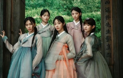 '민희진 대표 돌려주세요' 뉴진스, 추석 맞이 한복 화보…사뭇 진지한 분위기