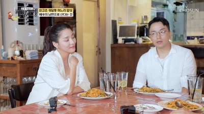[종합]한고은, ♥4살 연하 남편 동반출연 "예쁨받는 며느리"('백반기행')
