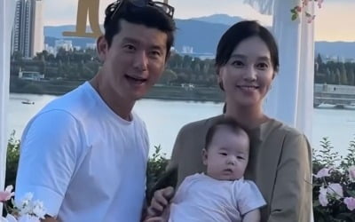 '사업가♥' 아유미, 한강뷰서 딸 100일 잔치…직접 차린 백일상