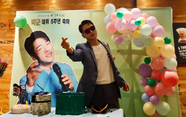 '한영♥' 박군, 결혼 3년차에 겹경사 맞았다…女 팬들에게 둘러싸인 특급 가수