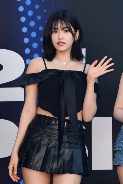 아이브 안유진, 인사하는 인형[TEN포토]