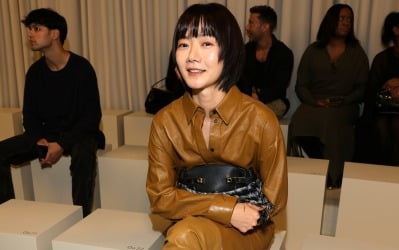 '170cm 49kg' 배두나, 종잇장 몸매 여전하네…이탈리아서 P사 명품 찰떡 소화