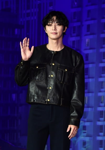 Park Seo-jun, Awesome fashion suitable for fall...a flowery smile that captivates you