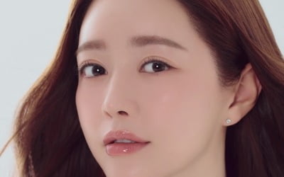 성형 후회한 적 없다더니…홍수아, 두꺼운 아웃라인 쌍꺼풀로 뽐낸 여신 미모
