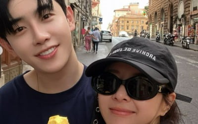 Singer Eun Ga-eun Expresses Love for Boyfriend Park Hyun-ho in Rome