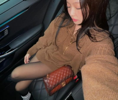 블랙핑크 제니, 2천만원 C사 가방 무심하게 툭…명품 각선미 자랑