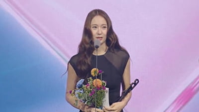 정수정 "'거미집'=선물, 발전된 모습 보여줄 것"…부일영화상 신인상
