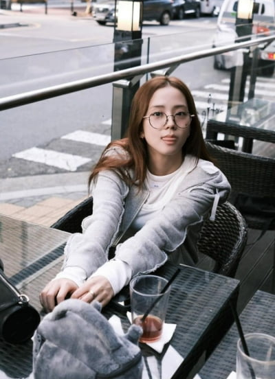 이러니 달라졌다 말 나오지…블랙핑크 지수, 안경 하나로 딴사람 됐네