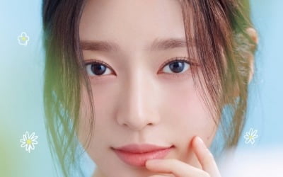 '아이즈원 출신' 김민주, 겹경사 터졌다…데뷔 7년 차에 전한 반가운 소식