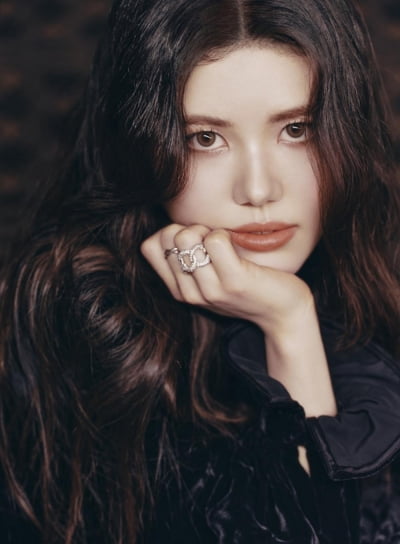 뉴진스 카피 논란 또 터졌는데…다니엘 친언니, 분위기 똑닮은 프로필 공개