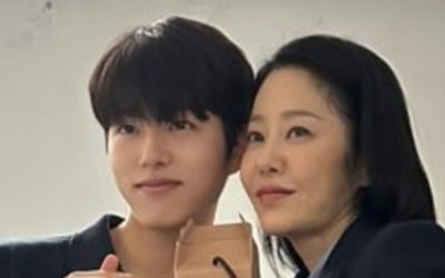 "하나뿐인 아픈 내 아들" 고현정, 밥 안 먹어도 배부르겠네…MZ 남배우와 훈훈한 투샷