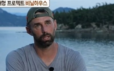 Baseball Team Battles Torrential Rain on Deserted Island in 'It's a Relief to Sleep Well'