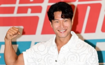 '48세' 김종국, 은밀한 속옷 취향 드러났다…일본서 건너온 '반짝이 티팬티' 공개 ('짠남자')