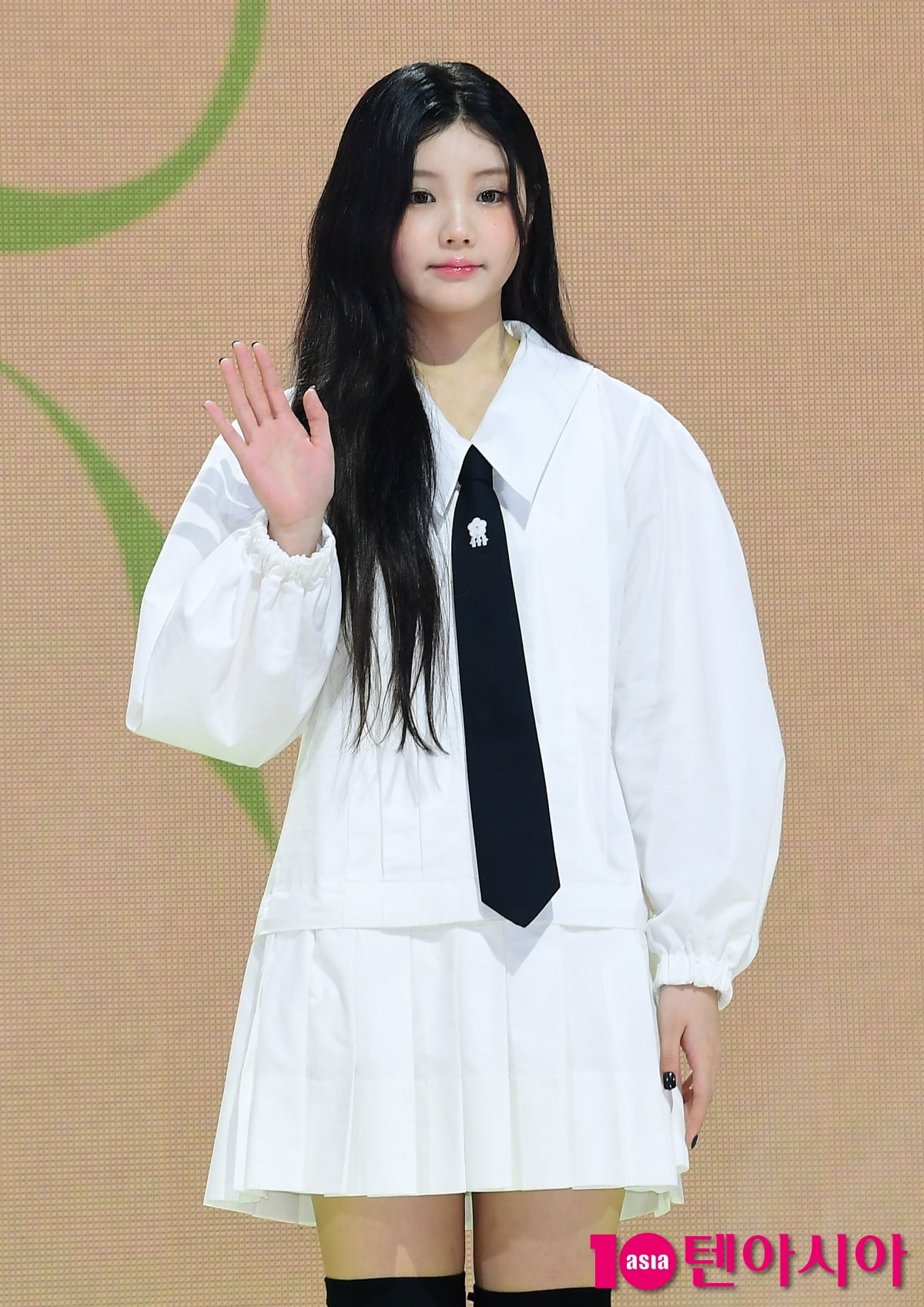 아일릿 원희, 손 인사하는 인형[TEN포토]