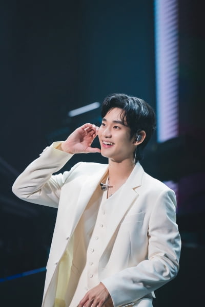 김수현, 가수인가 배우인가…무려 15곡 라이브, ''EYES ON YOU' 성료