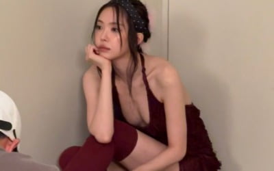 손나은, 어디까지 파인 거야…말랐는데 볼륨감까지 과시