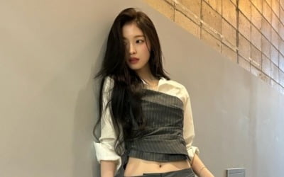 아린, 셔츠 차림에도 드러난 허리라인…자기관리 미쳤네
