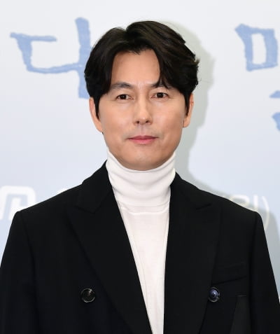 俳優チョン・ウソン、青龍映画賞で初の公の場に登場 - モデルムン・ガビの息子の父親として注目