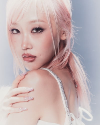 로제X브루노 마스 또 나올까…혜윤, 아르마니 화이트와 컬래버레이션 확정