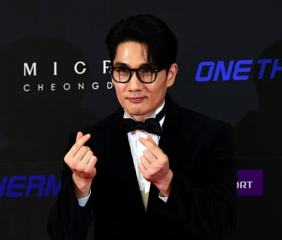 엄태구, 스윗한 꽃미소...점점 더 멋져지네[TEN포토+]