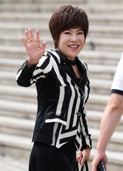김연자, 또 오열했다…눈물에 말도 잇지 못 해 "위로와 감동" ('미스쓰리랑')
