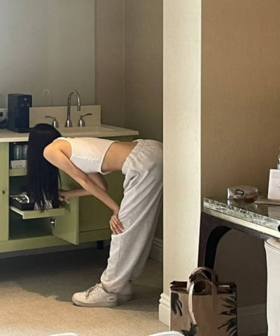 집에서도 섹시한 문가영, 허리 숙였을 뿐인데 '관능미' 폭발