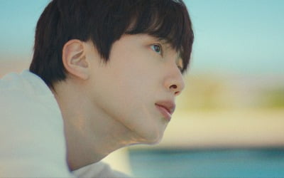 BTSのジン、新しいソロアルバム『Happy』で感動的なバンドサウンドを披露
