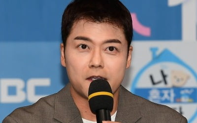 [종합] 전현무, 핑크빛 예고인가…"눈 보면 빠져들 것 같아, 못 쳐다보겠다"('대학가요제')