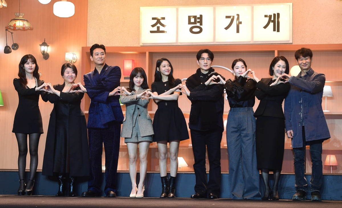 [종합] '첫 연출' 김희원, 퇴근길까지 신경 썼네…박보영→김설현 "전화 받아"('조명가게')