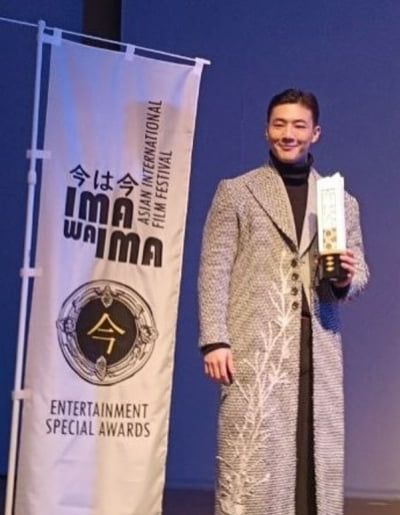 '韓 활동 중단' 지수, 아시아 국제 영화제서 트로피 거머 쥐었다
