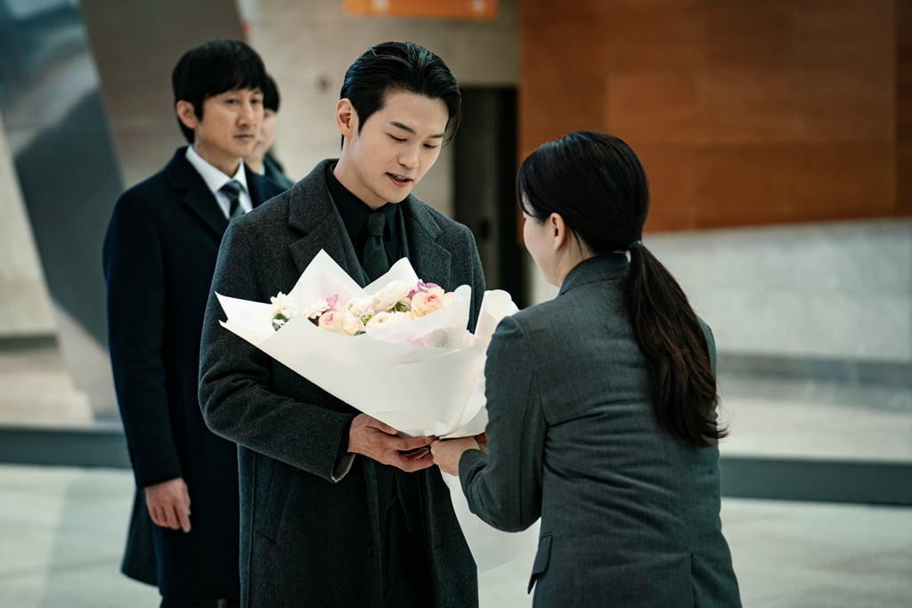 권유리, 파장 크겠네…'재벌 2세' 회사 전무 취임식 찾아갔다('이한신')