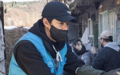 '43세' 조인성, 한지민·천우희와 선한 영향력 전파…사랑의 연탄 나눔 봉사