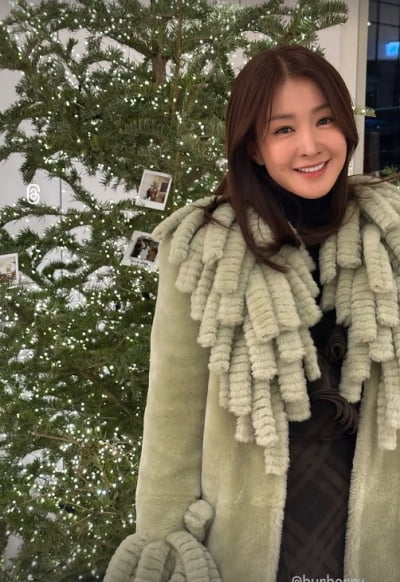 '송도 사모님' 이시영, 난해한 파마 머리 아우터 입고 또 명품숍 나들이