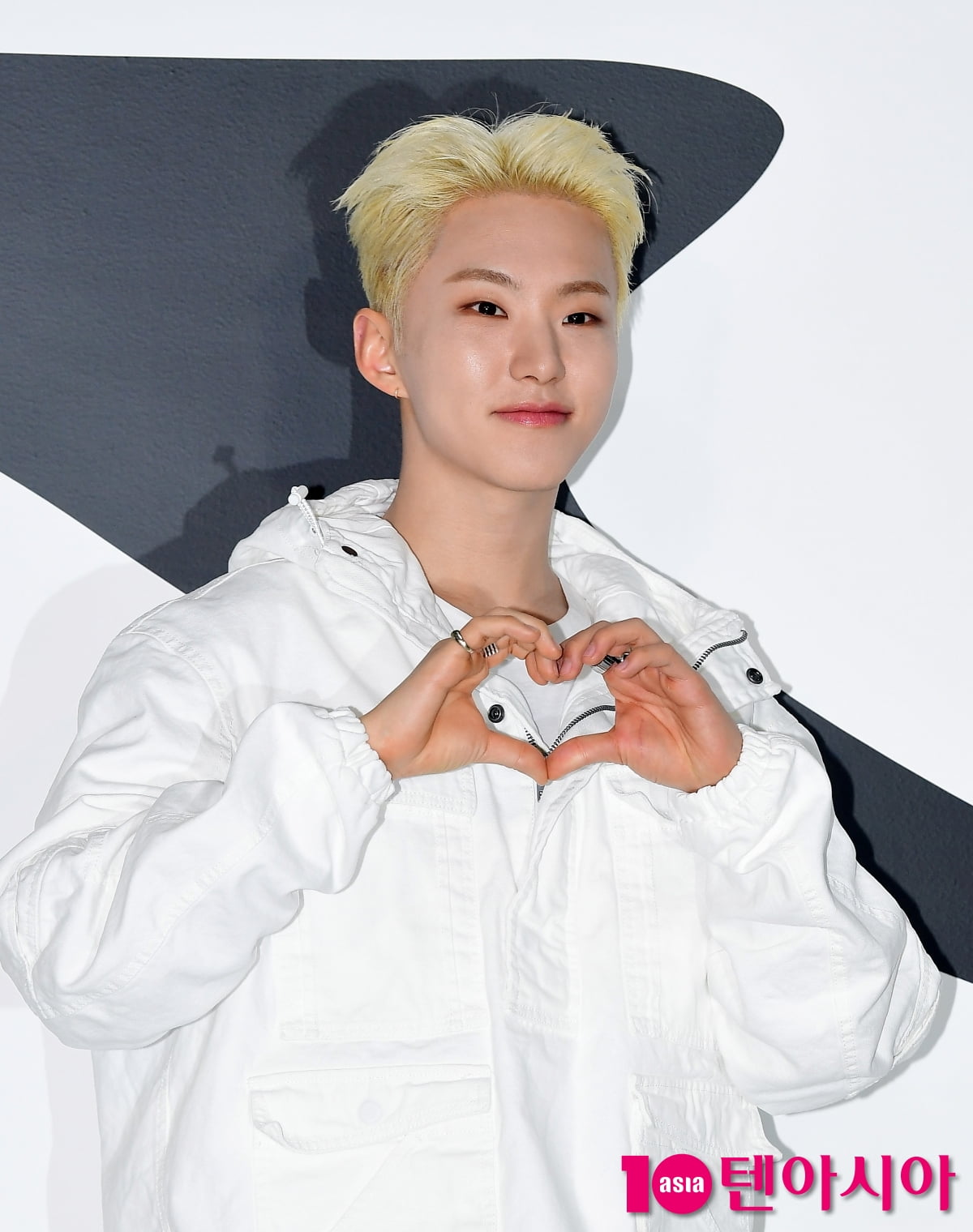 세븐틴 호시, 연말에 호랑이와 함께...눈부신 금발[TEN포토+]