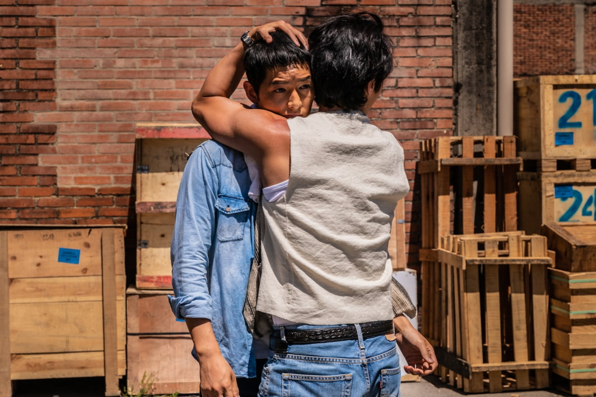 송중기, 해외 정착 쉽지 않네…주변서 심한 경계('보고타')