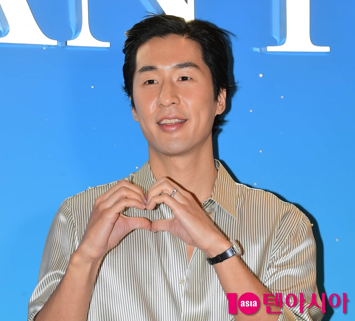 마이큐 작가, ♥김나영에게 보내는 하트...단추가 많이 풀린 셔츠[TEN포토+]