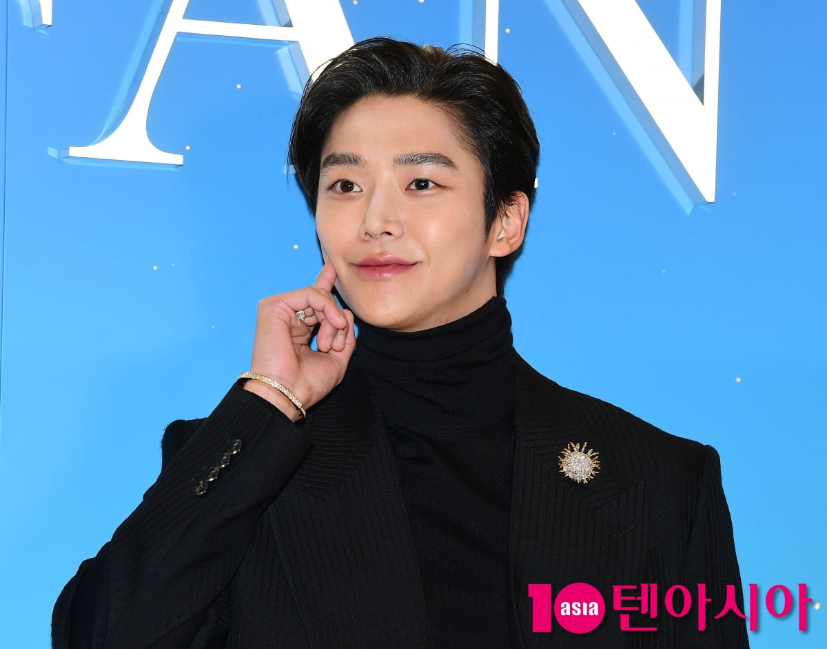 로운, 각도 무시한 잘생김...뒤돌아 보면 심쿵[TEN포토+]