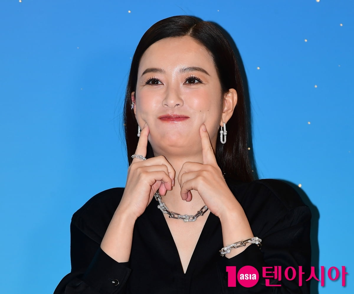 정유미, 볼콕은 힘들어하는 윰블리...우아한 블랙스완[TEN포토+]