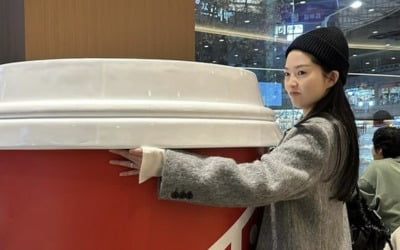 전진은 좋겠네…♥류이서, 몸집 만한 텀블러 끌어안고 귀여움 과시