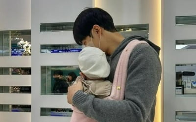 이승기, 딸바보 아니랄까봐…직접 핑크색 아기띠 하고 병원 방문 [TEN이슈]