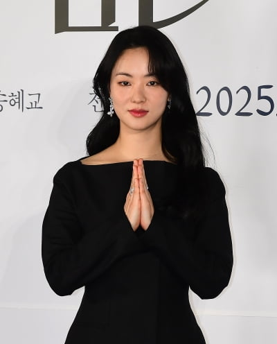 Jeon Yeo-bin A nun full of dignity...showing off her beauty