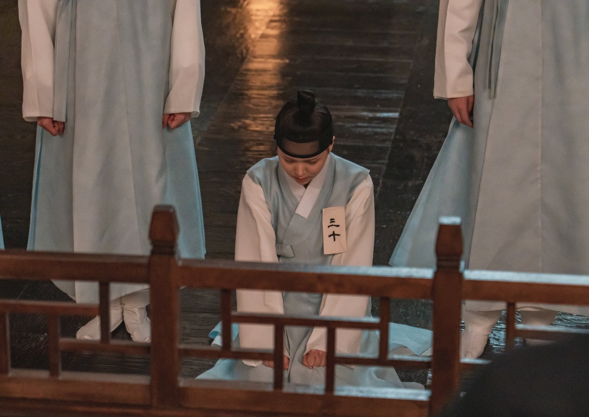 김지은, 도박판 들락거리더니 퇴출 위기…무릎 꿇었다('체크인 한양')