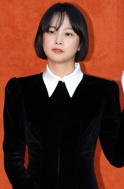 Yoon Seung-ah Expresses Gratitude and Shares New Year Plans After Successful Charity Market