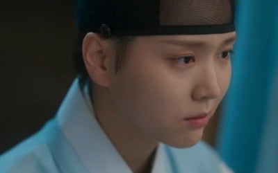 [종합] 김지은, 배인혁과 수중 키스로 ♥핑크빛…치마 벗겨져 정체 들킬 위기 ('체크인한양')