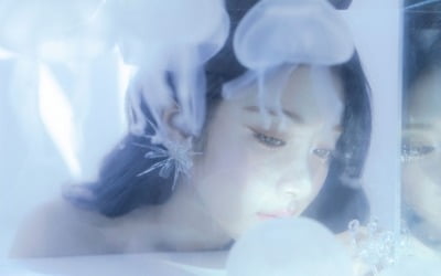 르세라핌 허윤진, '채식주의자' 표지 작가와 협업…오늘(30일) 자작곡 '해파리' 발매