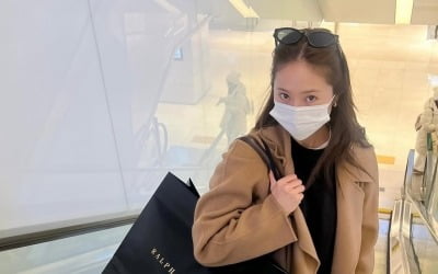크리스탈, 연말 쇼핑 제대로 즐겼네…마스크로 가려도 아름다운 미모